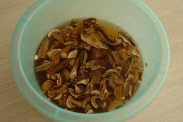 牛肝菌什么时候可以采摘上市？什么是可食用的牛肝菌
